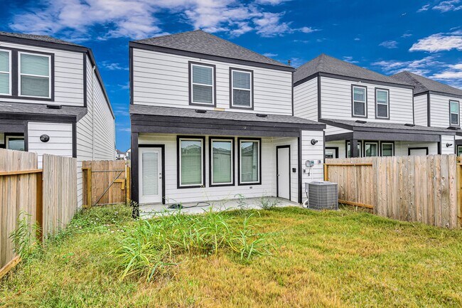 Building Photo - 3002 Crown Gate Dr