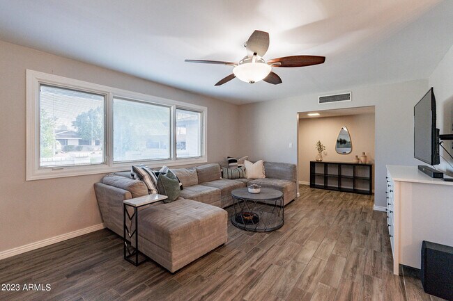 Building Photo - 4016 S Holbrook Ln