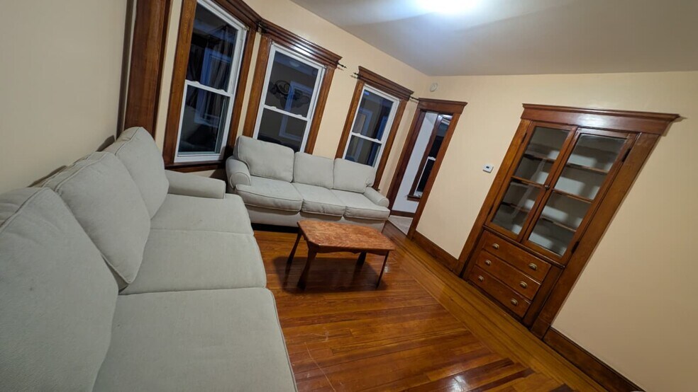 Primary Photo - 122 Foster St