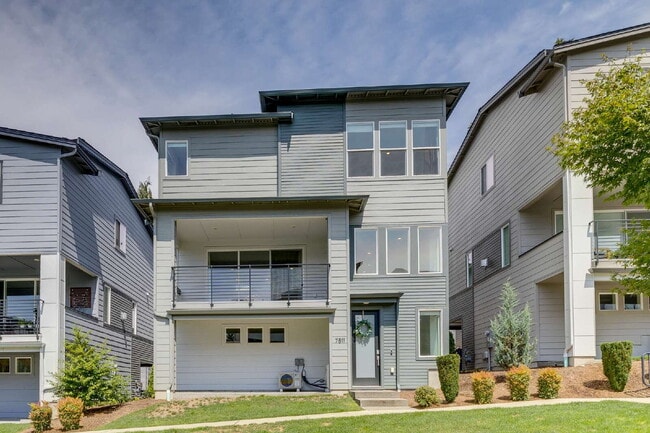 Building Photo - Modern Luxury Living in the Heart of Kirkland- Available for RENT August 15th