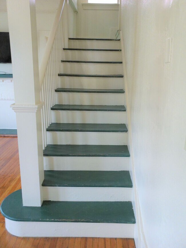 Building Photo - Available 6/1/2026 Charming Home With Priv...
