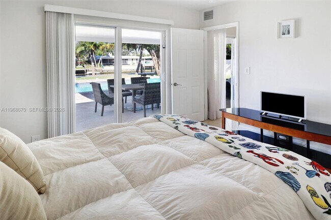 Building Photo - 2031 NE 14th Ct