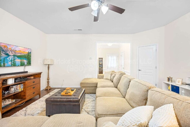 Building Photo - 2452 Royal York Ave