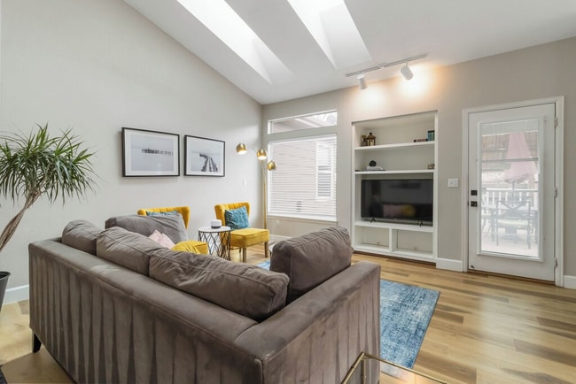 Building Photo - 2306 Beacham Dr