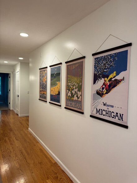 Building Photo - 7878 Outer Dr S