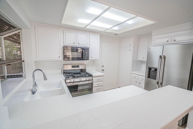 Building Photo - 2-Bedroom Townhouse with Community Pool & ...