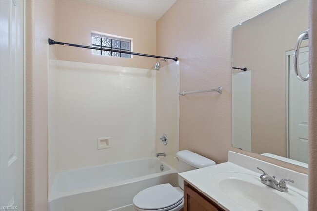 Building Photo - 2 br, 2.5 bath Condo - 240 W Juniper ave U...