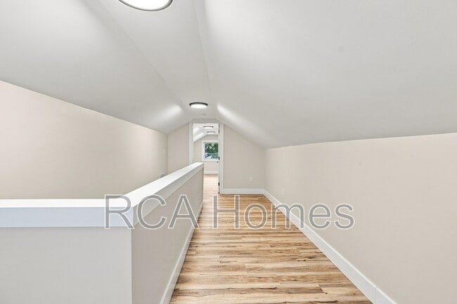 Building Photo - 1545 E Legrande Ave