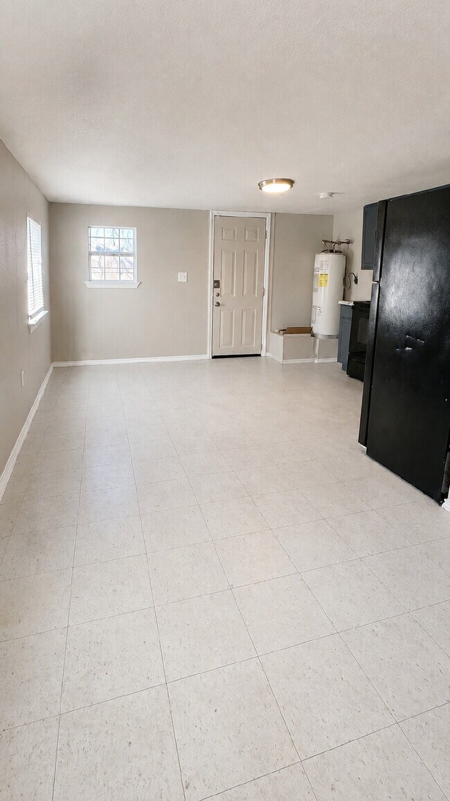 Building Photo - Private Detached 1-Bedroom Apartment with Backyard
