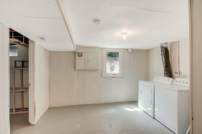 Building Photo - Large 5 Bed | 2 Bath House W/ Fenced Yard ...