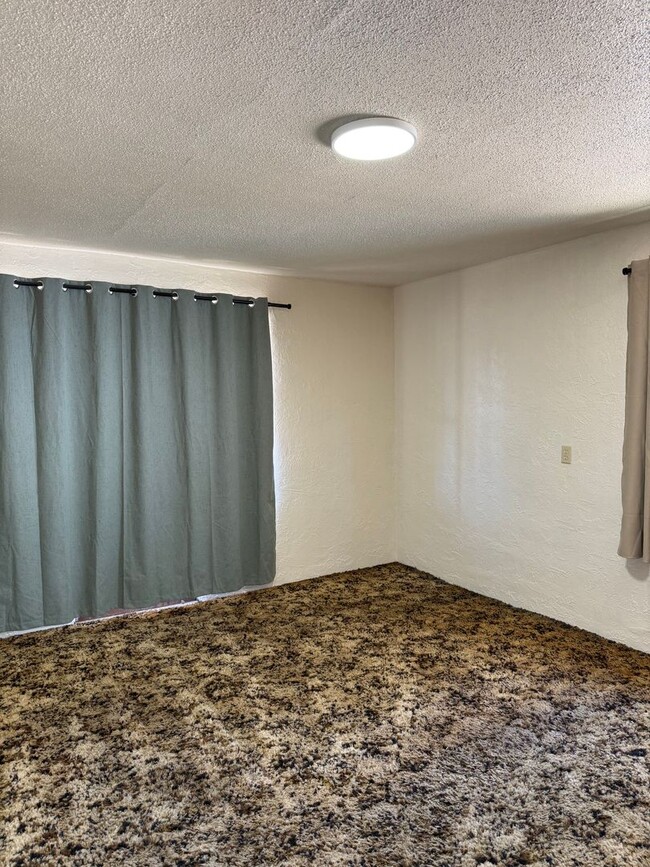 Building Photo - 2 bed 1 bath home