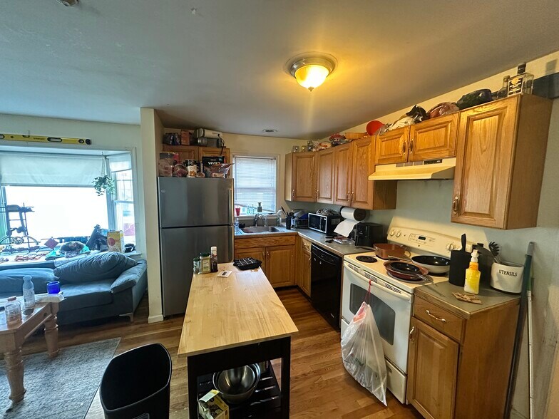 Building Photo - 64 Hillside St