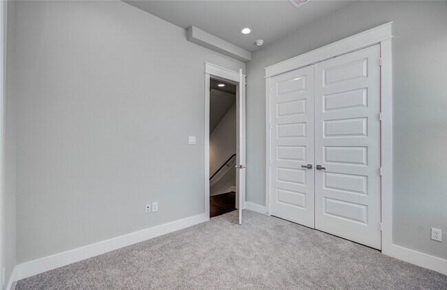 Building Photo - 2116 Naomi St