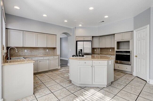 Building Photo - MASSIVE 5 BEDROOM, 2 STORY HOME IN DESIRABLE RHODES RANCH GOLF COURSE COMMUNITY!