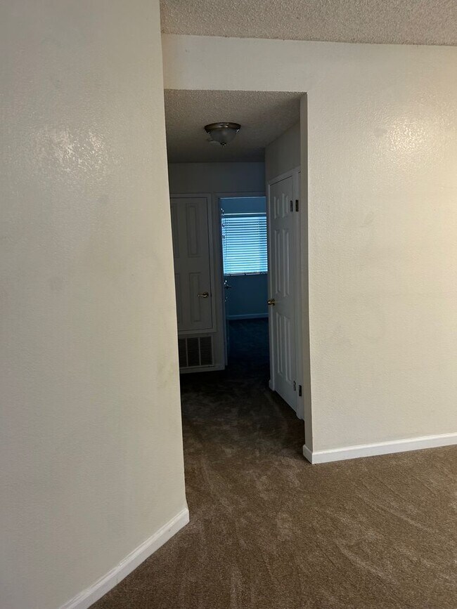 Building Photo - Spacious bright condo with new carpet and new paint and 2 bathrooms