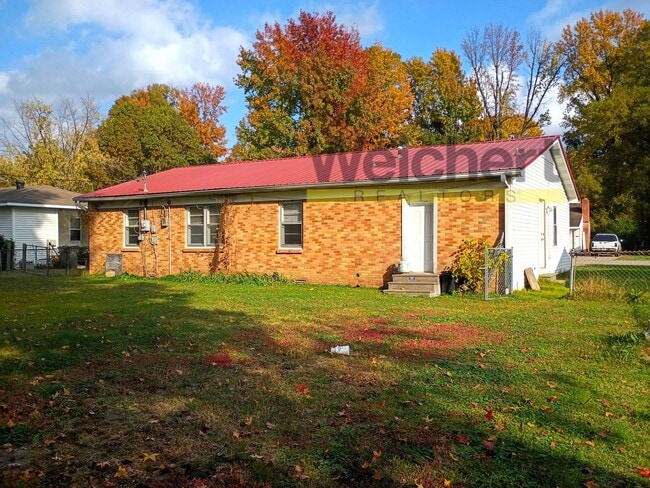 Building Photo - Spacious 4-Bed Home with Fenced Backyard