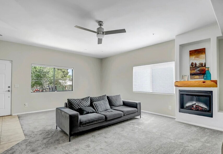 Building Photo - 4220 N Montezuma Ave