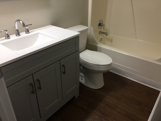 Building Photo - 1 BEDROOM AVAILABLE FEBRUARY 9TH!