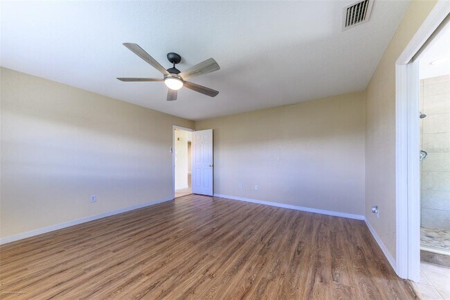 Building Photo - 2498 Abscott St