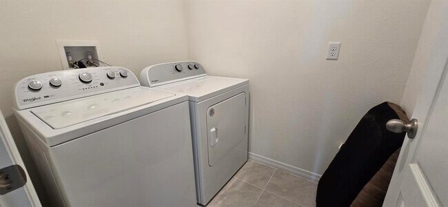 Building Photo - 804 Horsetail Dr