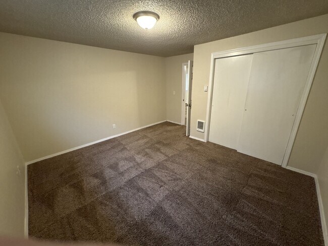 Building Photo - 334 S 3rd St