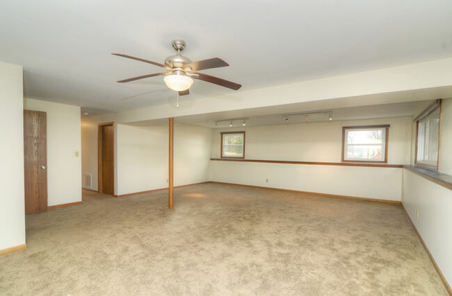 Building Photo - 1070 Center Dr