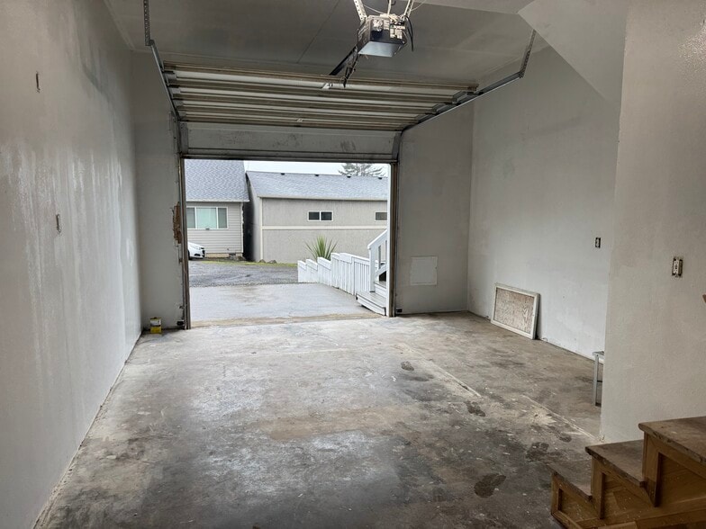 Large 400 sq ft attached garage - 5446 NW Rhododendron St