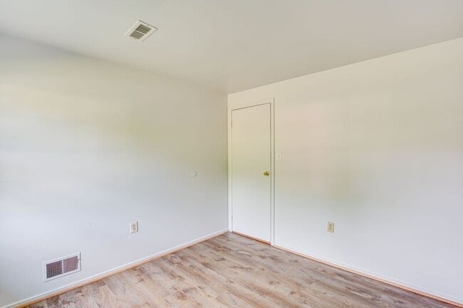 Building Photo - 825 Barkley Dr