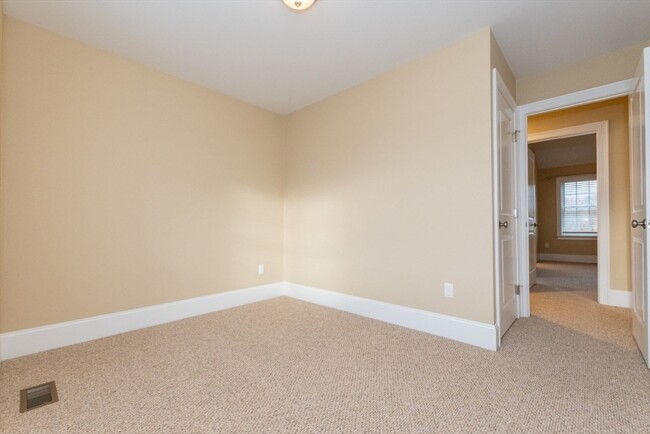 Building Photo - 15 Hialeah Ln