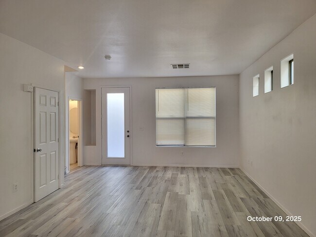 Building Photo - 9708 Villa Lorena Ave