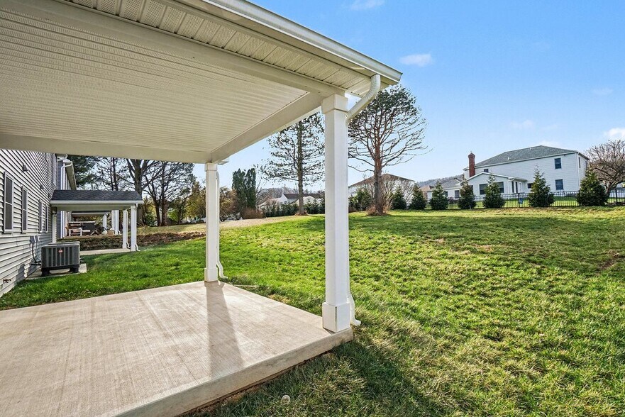 Building Photo - 120 Hart Ln