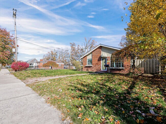 Building Photo - LOCATION, LOCATION, LOCATION!!! Royal Oak ...