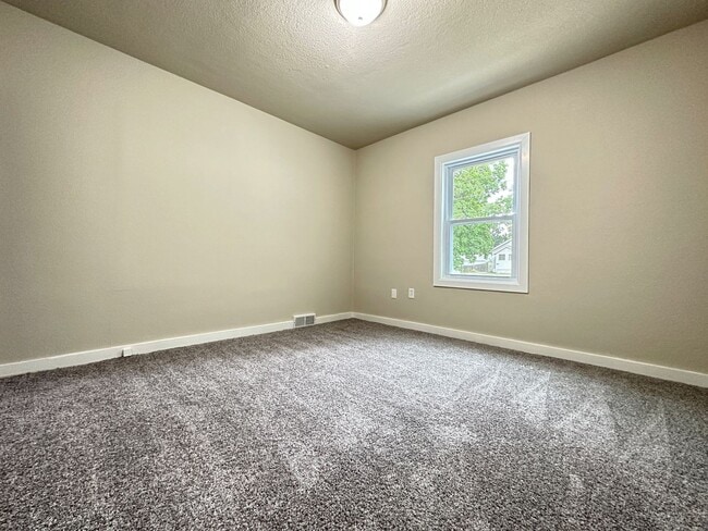 Building Photo - 2 Bedroom with 3 Stall Attached Garage