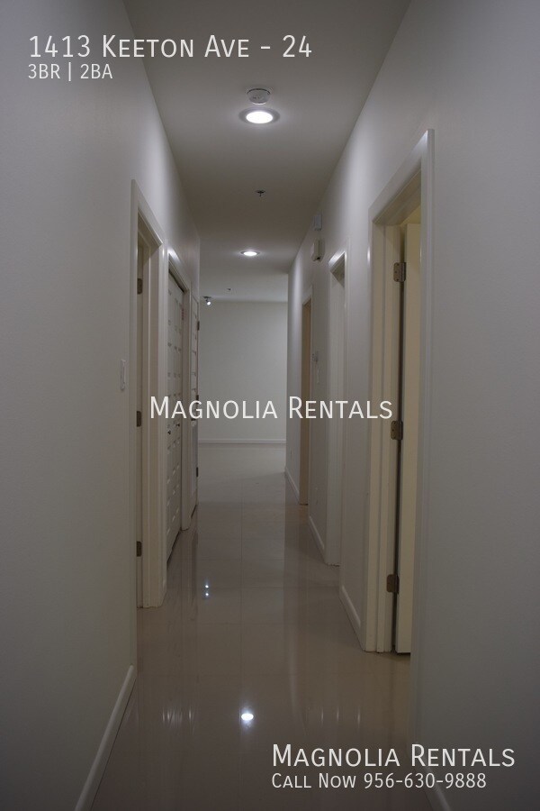 Building Photo - Las Jollas Condominiums II