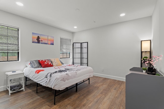 Building Photo - 1015 E Verdugo Ave