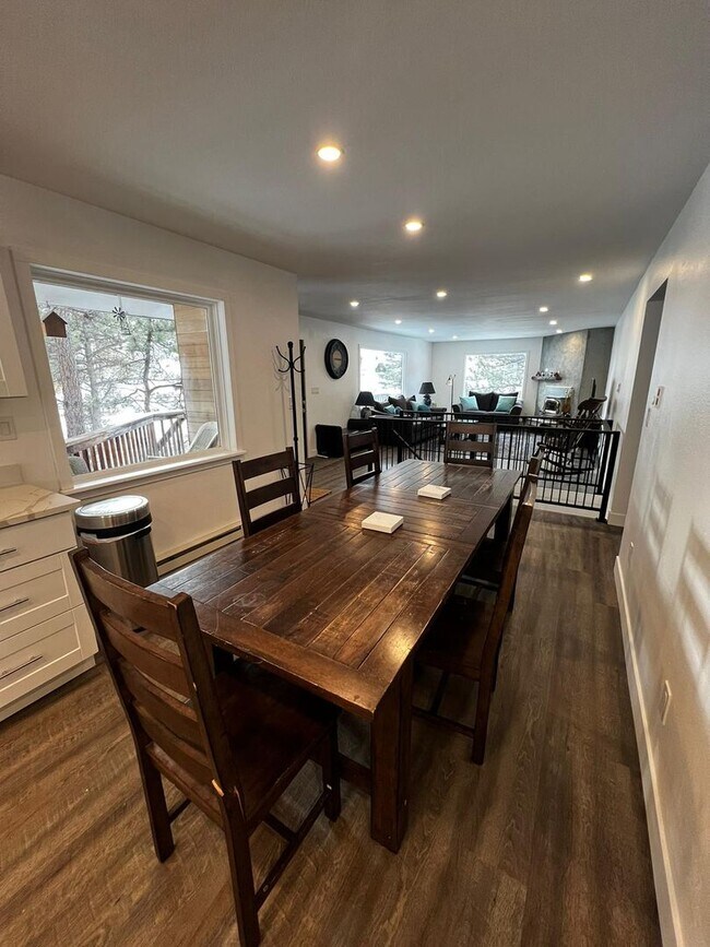 Building Photo - Spacious 4-bedroom + study home; Includes Hot tub and Pool Table - Avail. Now!