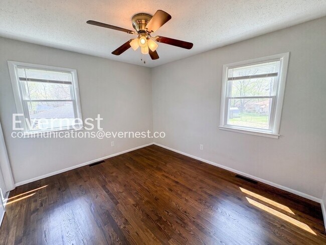 Building Photo - 3 Bed/1.5 Bath Home with Garage / Pet-Friendly / Coming Soon!