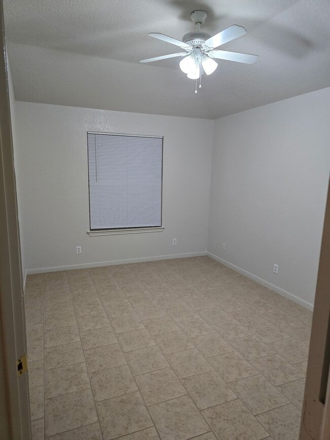 Building Photo - 1602 Van Zanten Dr