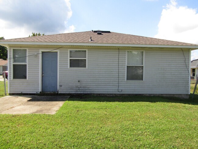 Building Photo - 3 Bedroom Home Near Blue Angel Pkwy – Spac...