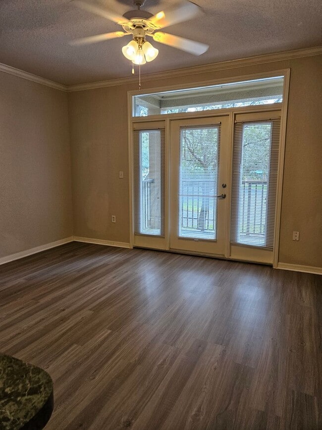 Building Photo - $600 Deposit*Spacious 1 BDRM Condo Downtown!