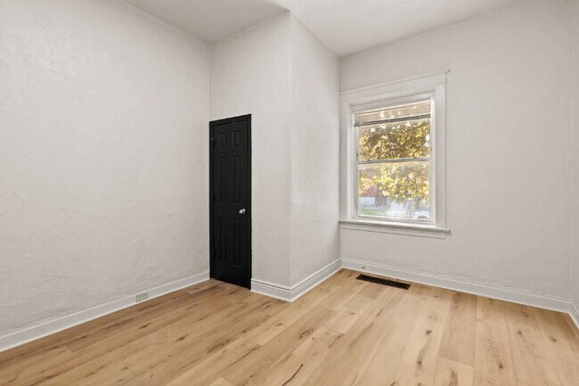 Building Photo - For Rent: Spacious 4 Bedroom Home in South...