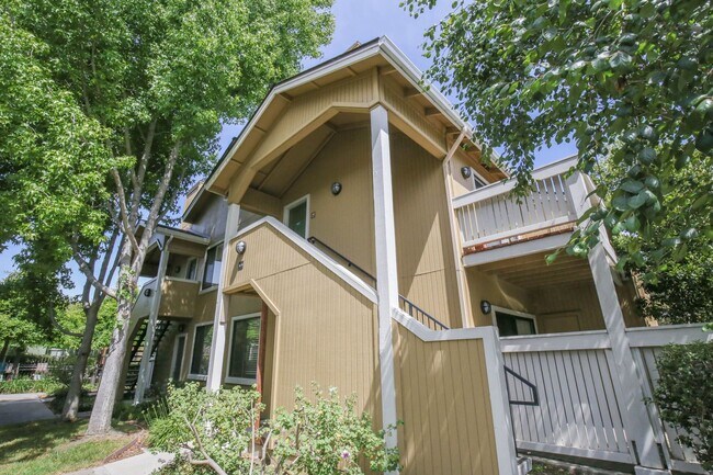 Building Photo - Richmond Marina Bay Condo In Gated Community