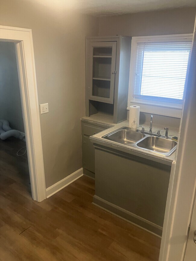 Building Photo - 4935 W 11th St