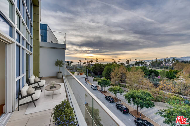 Building Photo - 1705 Ocean Ave