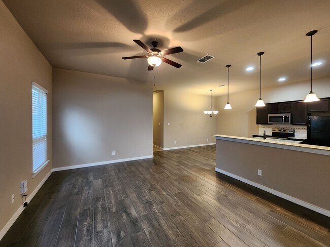 Building Photo - 3/2/2  Located between New Braunfels & Seguin / Fridge Included /  Fenced Backyard / CISD