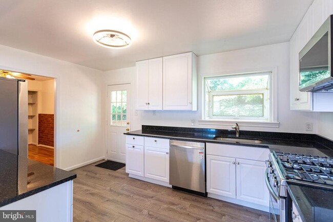 Building Photo - 4203 Lyons St