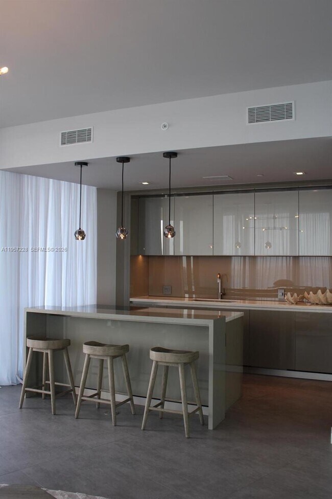 Building Photo - 18975 Collins Ave