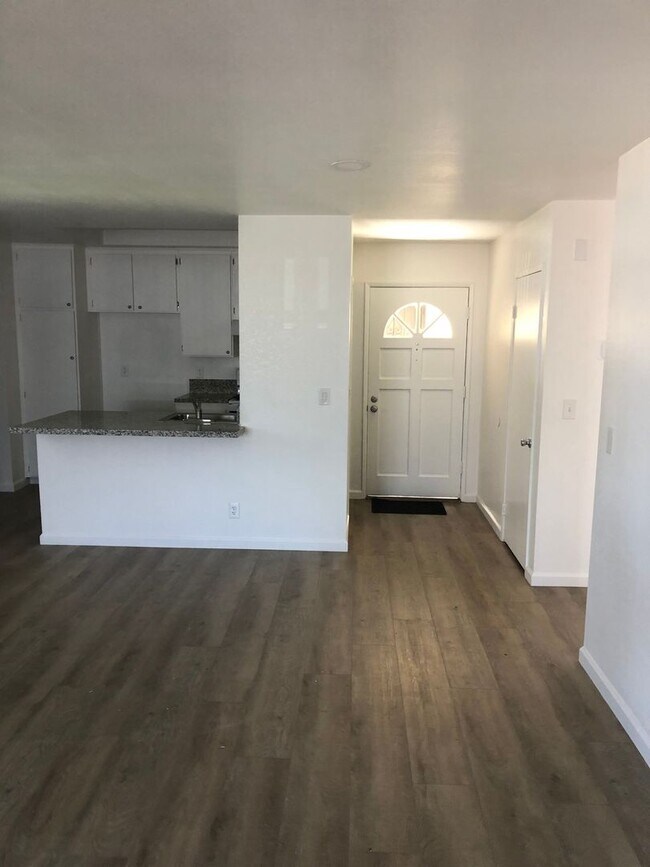 Building Photo - 1300A