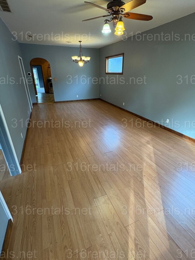 Building Photo - $1099 - 3 bed 1 bath - Single Family Home