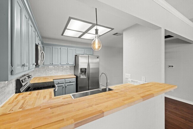 Building Photo - 820 Mica Ln